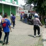 Polisi saat sweeping Aremania yang konvoi di daerah Kecamatan Singosari Kabupaten Malang menuju Kota Malang. foto:putut priyono/ BANGSAONLINE