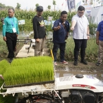 Bupati Kediri, Hanindhito Himawan Pramana (nomor 3 dari kanan), saat berada di lahan pertanian. Foto: Ist