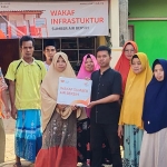 Rumah Zakat memberikan bantuan sumur bor pada warga Dusun Kramat, Kelurahan Bugih, Pamekasan.