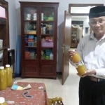 Wahyu Suprapto, owner Griya Jamu Siti Ara menunjukkan jamu produksinya.