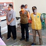 Bupati Fadeli saat memantau pembagian bantuan Kemensos di Kantor Pos Indonesia Lamongan.