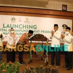 Bupati Gresik, Fandi Akhmad Yani memukul gong tanda dimulai launching  Kantor Digital Kampung Zakat Produktif. Foto:SYUHUD/BANGSAONLINE.com