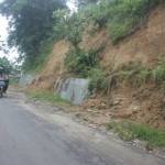 AMBROL: Penahan tebing yang rusak akibat longsoran tanah di Desa Banyuurip, Kecamatan Senori, Tuban. foto: suwandi/ BANGSAONLINE