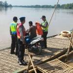 Petugas dari Polsek Rengel saat melakukan sosialisasi keselamatan kepada masyarakat yang akan menyeberang sungai Bengawan Solo. foto: SUWANDI/ BANGSAONLINE