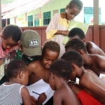 Tampak anak-anak di Kabupaten Boven Digoel Papua semangat belajar.
