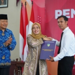Sekretaris Daerah Kabupaten Kediri Mohamad Solikin saat mendampingi Wabup Kediri Dewi Mariya Ulfa menyerahkan SK. (Ist).
