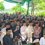Gus Ipul, Gus Kautsar, para nara sumber dan para santri Ponpes Al-Falah Ploso  saat menunjukkan buku Fikih Penguatan Disabilitas Mental Psikososial. Foto: Muji Harjita/BANGSAONLINE