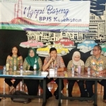 Moh. Ismail Marzuki (tengah) saat ngopi bareng bersama awak media.