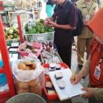 Petugas gabungan mencatat sejumlah temuan saat sidak mamin. foto: AKINA/ BANGSAONLINE