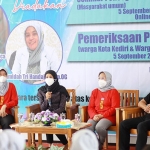 Ketua Yayasan Kanker Indonesia (YKI) Cabang Kota Kediri, Ferry Silviana Abdullah Abu Bakar (pegang mik), saat memberi sambutan. Foto: Ist