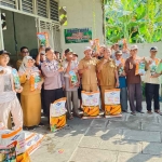 Sejumlah petani terdampak banjir saat menerima bantuan benih pertanian dari Bupati Kediri. Foto: Ist
