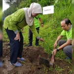 Bupati Kediri dr. Hj. Haryanti Sutrisno juga ikut menanam pohon asem.