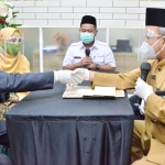 Bupati Gus Yani saat menjadi saksi akad nikah pasangan Jamin (58) dan Siti Asiah (53) di MPP Gresik yang baru di-relaunching. foto: SYUHUD/BANGSAONLINE
