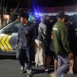 Petugas saat mengevakuasi jambret yang menjadi amukan massa di Sidoarjo.