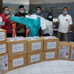 SIMBOLIS: Bambang Haryo Soekartono (BHS) dan Partai Gerindra menyerahkan bantuan APD ke Dinkes Sidoarjo, Jumat (17/4). foto: MUSTAIN/ BANGSAONLINE