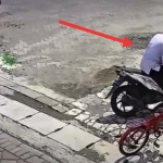 Tangkapan layar CCTV saat pelaku membawa kabur motor jemaah