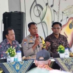 Kasatlantas Polres Mojokerto Kota AKP Heru Sudjio Budi Santoso saat memimpin Jumat Curhat di Kelurahan Meri.
