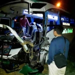 Bangkai bus yang tabrakan dengan dump truck.