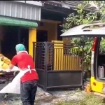 Petugas saat mengevakuasi jenazah nenek yang ditemukan tak bernyawa