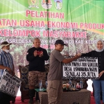 Wakil Ketua Komisi IV DPR RI, Anggia Erma Rini, saat menyerahkan bantuan kepada salah satu Pokmas di Kabupaten Kediri. Foto: Ist