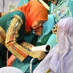 Gubernur Jatim Khofifah Indar Parawansa tampak sangat peduli terhadap jemaah haji, terutama yang sepuh-sepuh, di Asrama Haji Suolilo Surabaya, Sabtu (7/9/2019). foto: istimewa/ bangsaonline.com