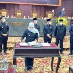 Gubernur Khofifah disaksikan pimpinan dan anggota DPRD Jatim, menandatangani berita acara pengesahan APBD Jatim Tahun 2022. foto: istimewa