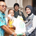 Wali Kota Kediri bersama Kepala Perum Bulog Cabang Kediri saat menyerahkan bantuan beras secara simbolis kepada salah seorang warga. Foto: Ist
