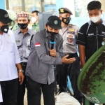 Gubernur Jawa Timur, Khofifah Indar Parawansa, saat meninjau produksi alat pengolahan pupuk di SMKN 1 Jenangan Ponorogo.