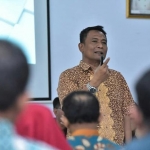 Kepala Dinas Pendidikan (Dispendik) Kota Surabaya, Supomo dalam satu acara.