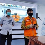 Bupati Trenggalek Moh. Nur Arifin saat menyampaikan pers rilis dari ruang Smart Center terkait pasien sembuh. foto: HERMAN/ BANGSAONLINE