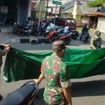 Suasana penertiban PKL yang dilakukan Babinsa Koramil Pabean Cantian Surabaya bersama tiga pilar.