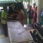 Mayat Marsaid saat tiba di Ruang Instalasi Pemulasaraan Jenazah Rumah Sakit Umum (RSU) Haryoto Lumajang. foto: imron/BANGSAONLINE