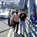 Petugas Polsek Lowokwaru Kota Malang saat menuntun seorang pelajar usai diselamatkan dari upaya percobaan bunuh diri.