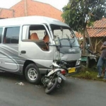 Kondisi micro bus dan motor usai tabrakan. foto: erri sugianto/ BANGSAONLINE

