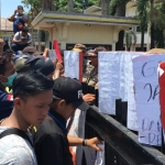 Aksi mahasiswa PMII se-Kabupaten Jember saat menyegel kantor Pemkab Jember.