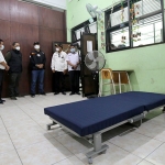 Wali Kota Eri beserta jajaran Forkopimda Surabaya saat meninjau salah satu rumah sehat. (foto: ist)