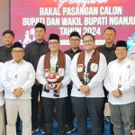 Gus Ibin dan Mas Ausaf saat foto bersama Komisioner KPU Nganjuk.