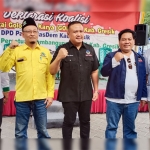 Ketua Golkar Ahmad Nurhamim, Ketua PPP Achmad Nadlir, Ketua Nasdem Saiful Arif, bersama Ketua Gerindra Asluchul Alif, dan Ketua Nasdem Tri Putro Utomo saat deklarasi koalisi beberapa waktu lalu. foto: SYUHUD/ BANGSAONLINE