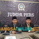 Dari kiri, para pimpinan DPRD Gresik, Mujid Riduan (Wakil Ketua), M Syahrul Munir (Ketua), Lutfi Dawam (Wakil Ketua), dan Ahmad Nurhamim (Wakil Ketua). Foto: SYUHUD/ BANGSAONLINE