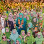 Khofifah foto bersama ribuan kader Muslimat NU dalam acara Bedah Buku Hadratussyaikh KH. M. Hasyim Asy’ari di Hotel Internasional Banjarmasin.