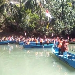 Susana upacara bendera diatas Sungai Maron Desa Dersono, Pacitan.