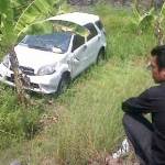 MASUK SAWAH. Mobil Daihatsu Terios yang masuk ke sawah karena menghindari pengendara motor yang nyelonong menyeberang, kemarin. foto: khumaidi/BANGSAONLINE