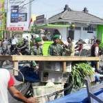 Petugas tim gabungan ketika tertibkan PKL Pasar Baru Gresik. foto: syuhud/ BANGSAONLINE