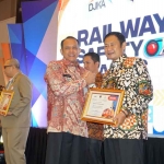 Bupati Yuhronur Efendi saat menerima penghargaan dari Direktorat Jenderal Perkeretaapian Kementerian Perhubungan RI, di Padang Sumatera Barat, Rabu (16/11/2022).