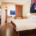 Kamar yang ditawarkan oleh Immune Room Package dengan harga hanya Rp 375.000 net per malam. Inset: Penyemprotan cairan disinfektan secara berkala di dalam kamar.