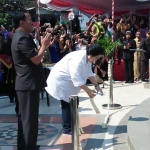 Megawati Soekarno Putri didampingi Wali Kota Blitar Samanhudi Anwar saat meresmikan patung Bung Karno Putra Sang Fajar. foto: AKINA/ BANGSAONLINE