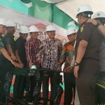 Bupati dan Forpimda Bangkalan menekan sirine tanda dimulainya pembangunan gedung baru DPRD Bangkalan di Jalur Ring Road, Kamis (11/07/2019). foto: FAUZI/ BANGSAONLINE