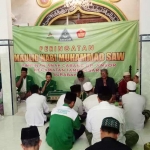 GP Ansor Kecamatan Tambaksari saat memperingati Maulid Nabi di masjid Nurul Islam, Kapas Baru. foto: DIDI ROSADI/ BANGSAONLINE