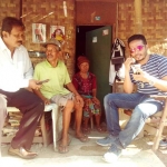 Slamet Restu (GAM) dan M. Yunus saat mengunjungi dan memberikan santunan kepada warga Kramat yang tinggal di kawasan kumuh tempat pembuangan tinja dan sampah.

