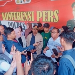 Kuasa Hukum Nasabah, Nur Aziz saat memberikan keterangan kepada awak media usai melapor ke Sat Reskrim Polres Tuban